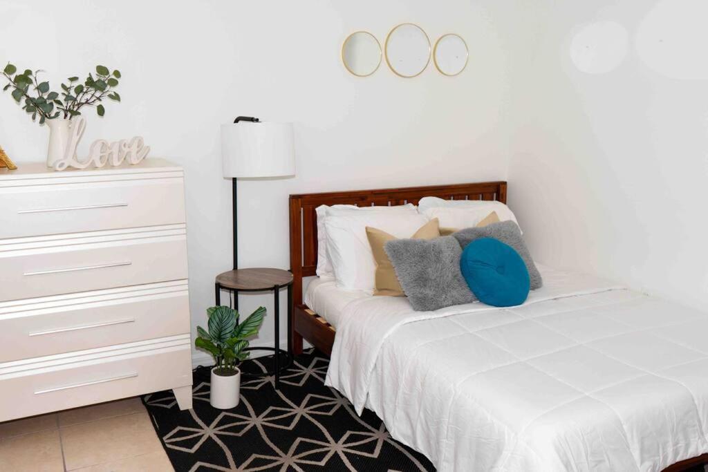 Newly Renovated Condo 5 Min From Airport マイアミ エクステリア 写真
