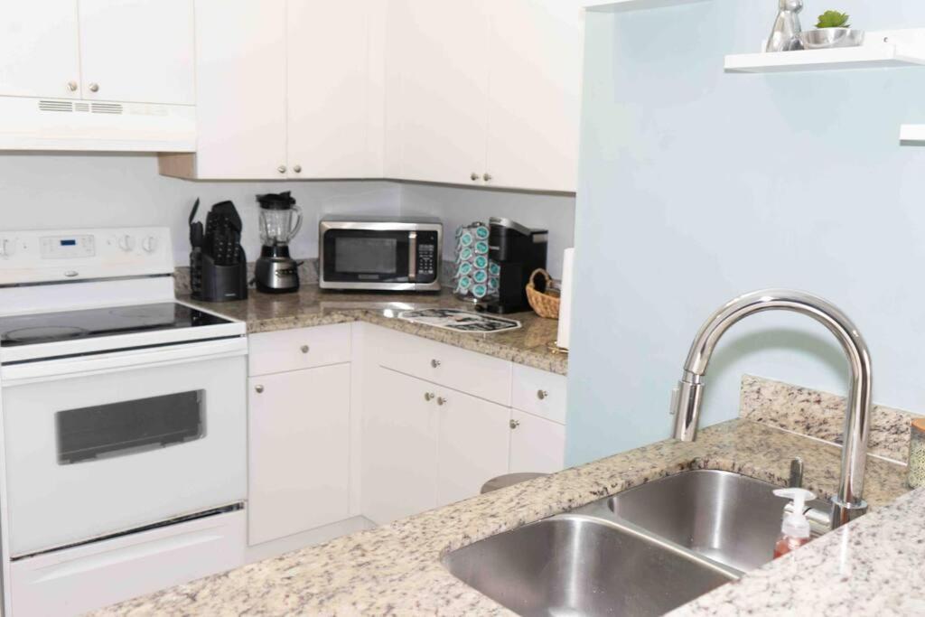 Newly Renovated Condo 5 Min From Airport マイアミ エクステリア 写真