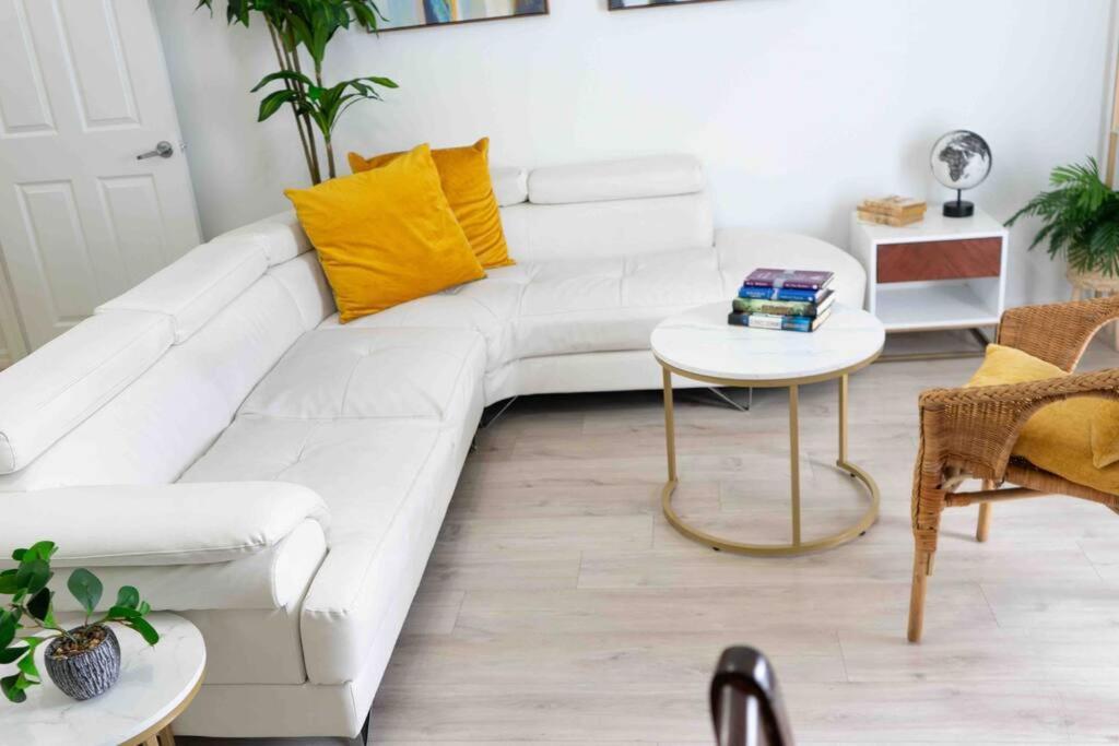 Newly Renovated Condo 5 Min From Airport マイアミ エクステリア 写真