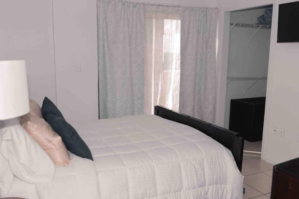 Newly Renovated Condo 5 Min From Airport マイアミ エクステリア 写真