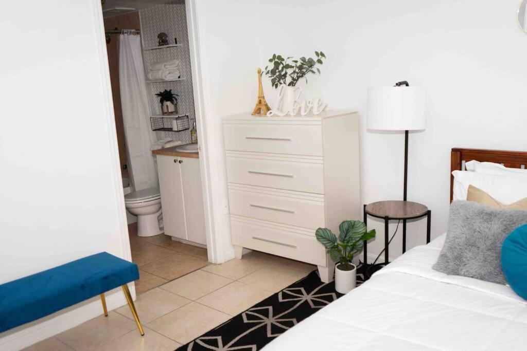 Newly Renovated Condo 5 Min From Airport マイアミ エクステリア 写真
