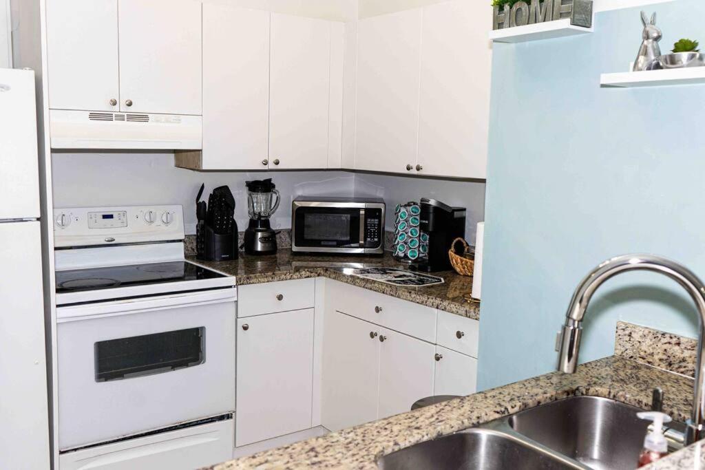 Newly Renovated Condo 5 Min From Airport マイアミ エクステリア 写真