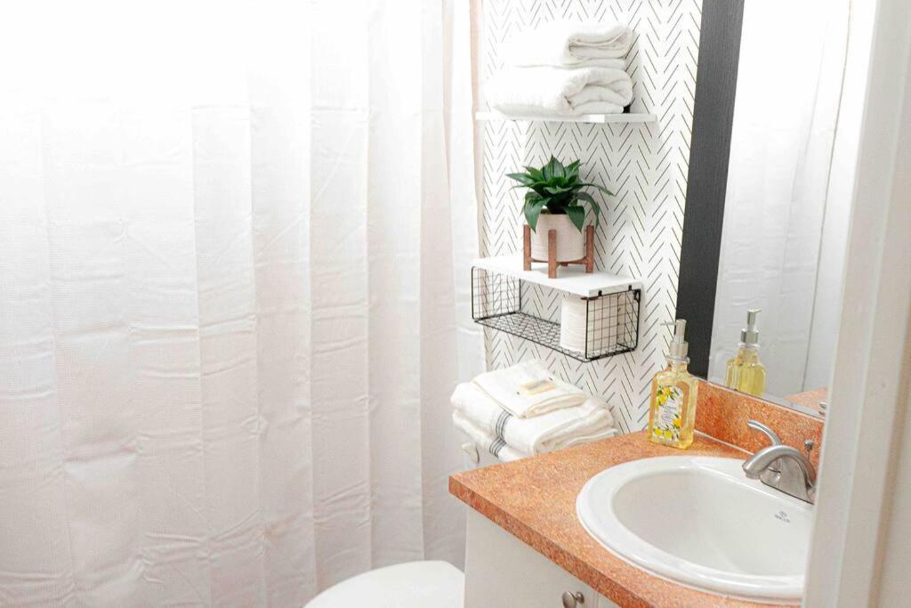 Newly Renovated Condo 5 Min From Airport マイアミ エクステリア 写真