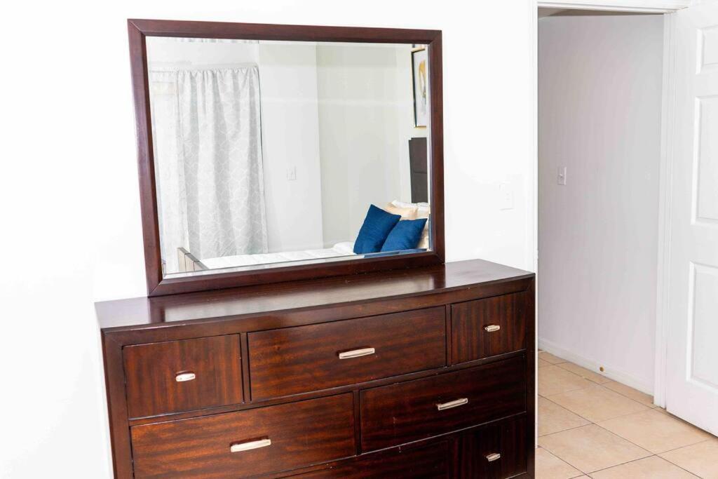 Newly Renovated Condo 5 Min From Airport マイアミ エクステリア 写真