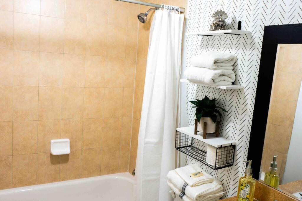 Newly Renovated Condo 5 Min From Airport マイアミ エクステリア 写真