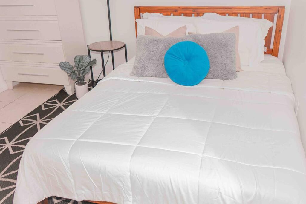 Newly Renovated Condo 5 Min From Airport マイアミ エクステリア 写真