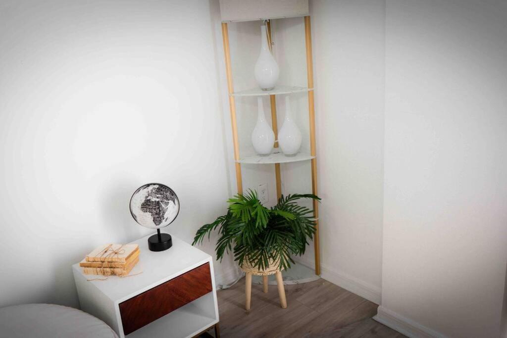 Newly Renovated Condo 5 Min From Airport マイアミ エクステリア 写真