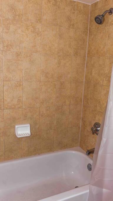 Newly Renovated Condo 5 Min From Airport マイアミ エクステリア 写真