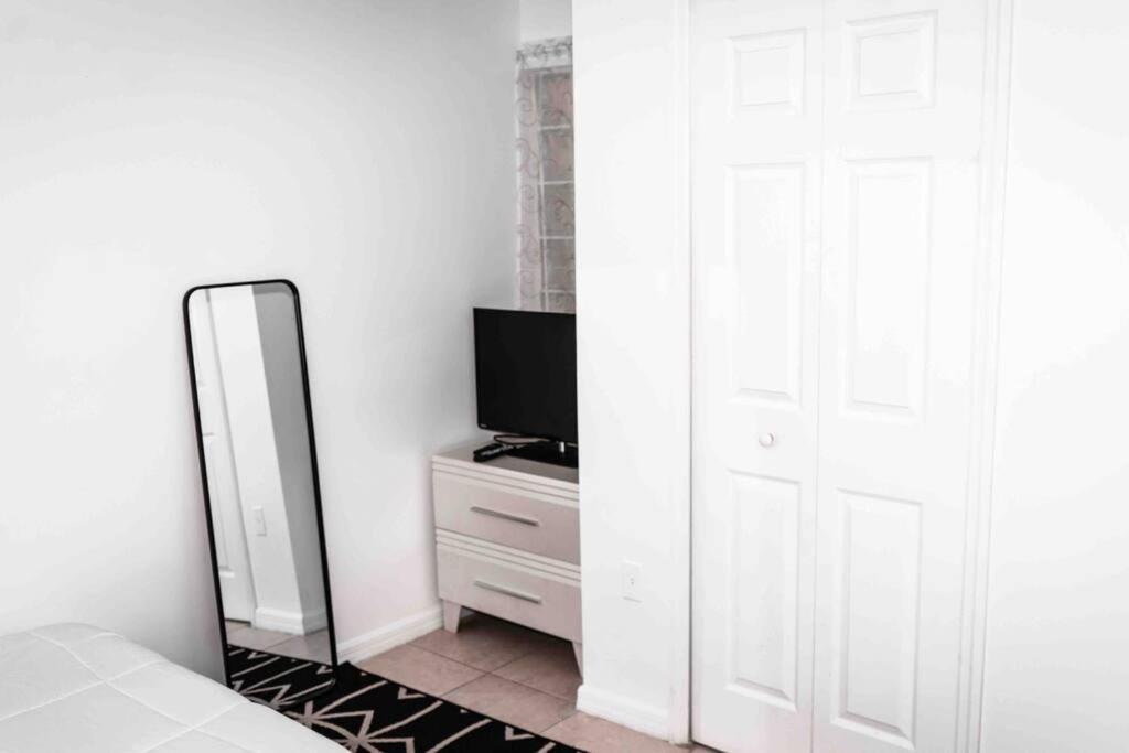 Newly Renovated Condo 5 Min From Airport マイアミ エクステリア 写真