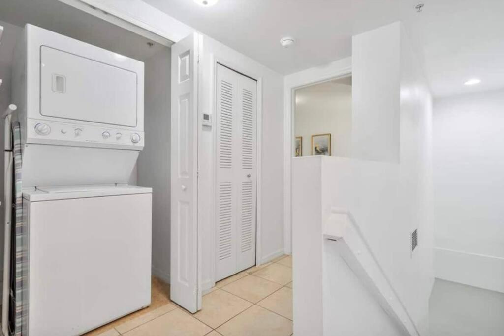 Newly Renovated Condo 5 Min From Airport マイアミ エクステリア 写真
