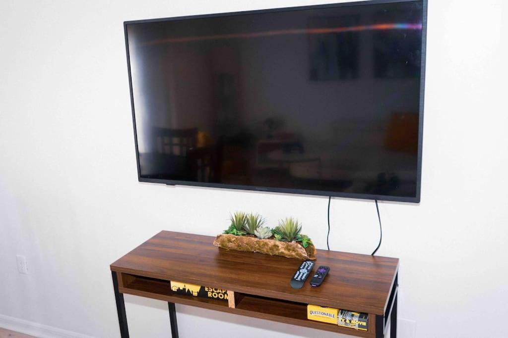 Newly Renovated Condo 5 Min From Airport マイアミ エクステリア 写真