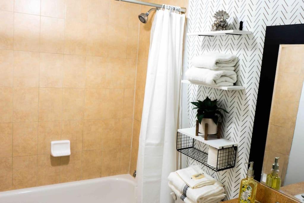 Newly Renovated Condo 5 Min From Airport マイアミ エクステリア 写真