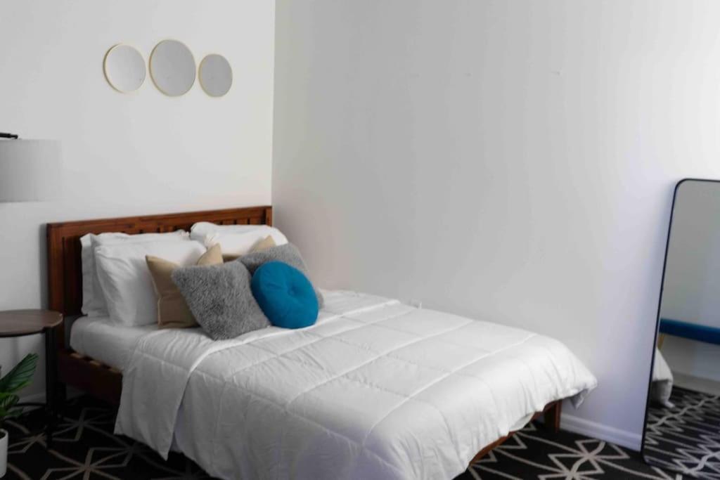 Newly Renovated Condo 5 Min From Airport マイアミ エクステリア 写真
