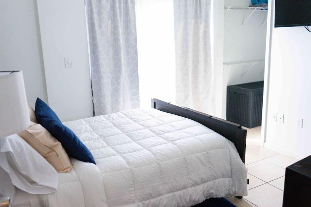 Newly Renovated Condo 5 Min From Airport マイアミ エクステリア 写真